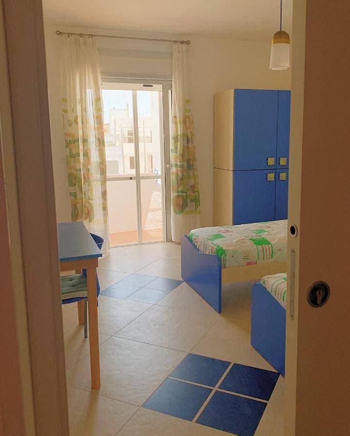 Foto 2 von 10: Twin Room with Private Bathroom