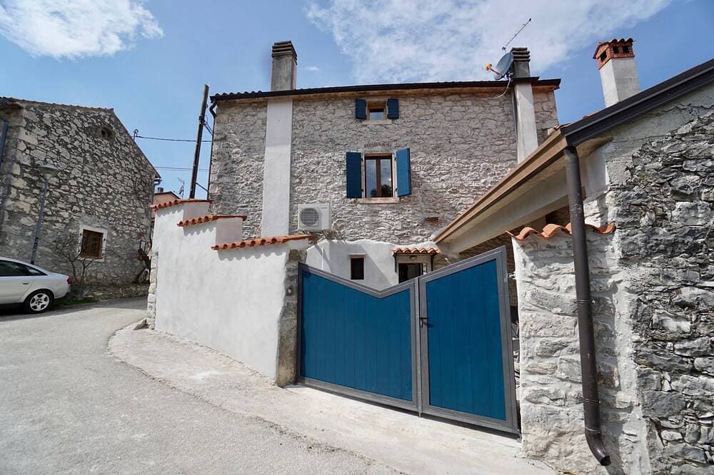 Foto 9 von 24: Typisch Istrisches Steinhaus  mit romantischem Innenhof / Hundefreundlich