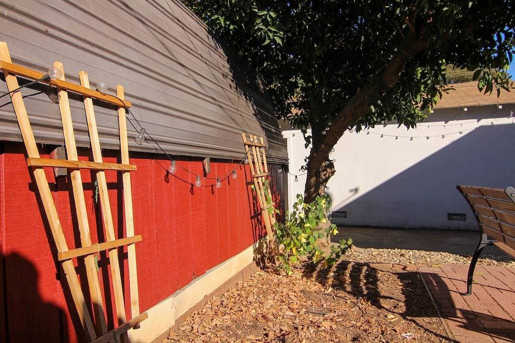 Foto 4 von 53: Charming Two Room Bungalow with Patio and Backyard Near Downtown