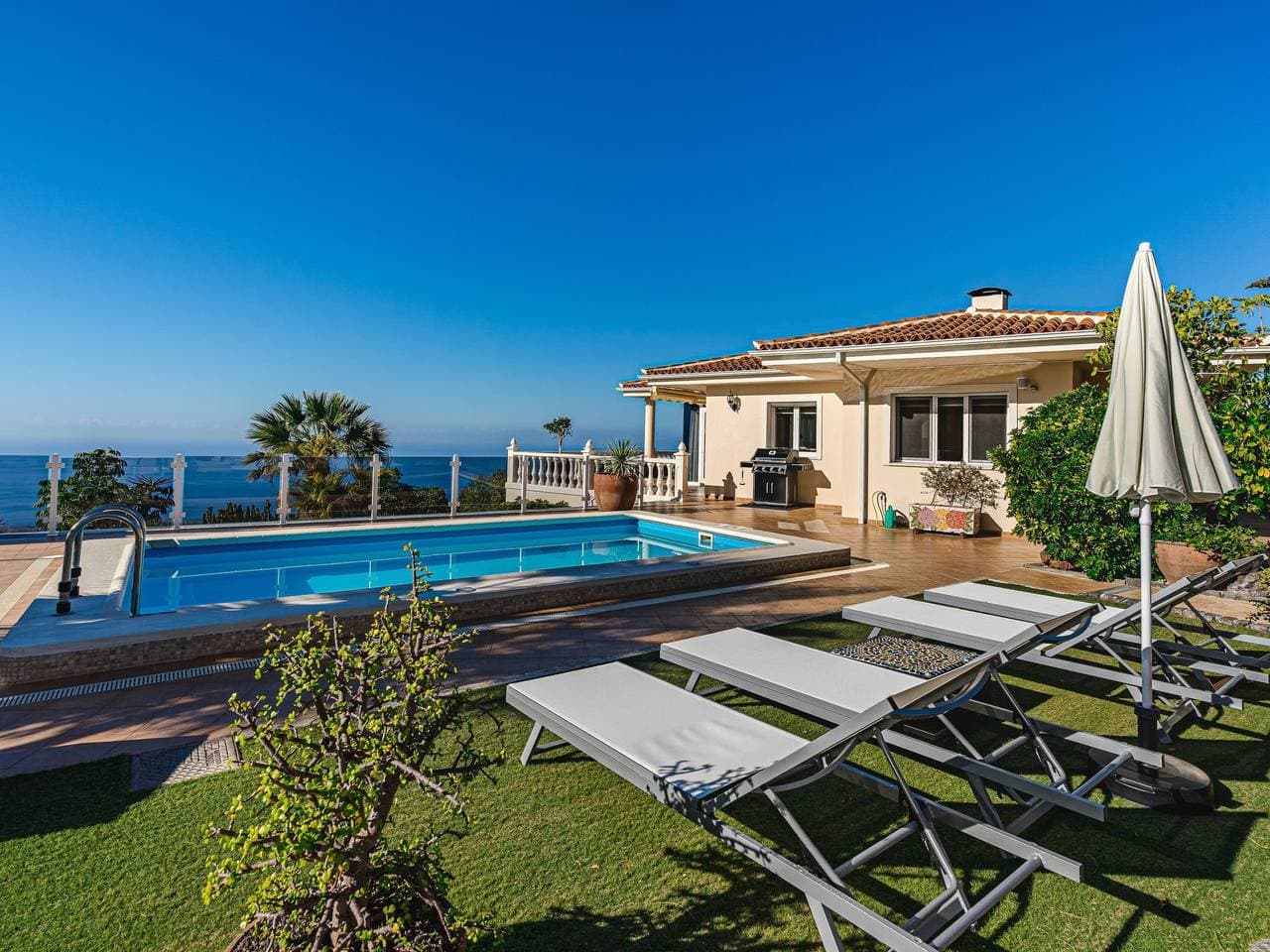 Foto 3 von 64: Luxusvilla mit fantastischem Meerblick