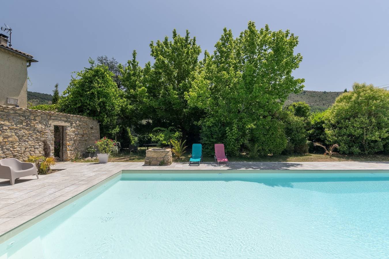 Foto 2 von 24: Ferienwohnung 'T1 Ardeche Vesseaux' mit Bergblick, Gemeinschaftsgarten und WLAN
