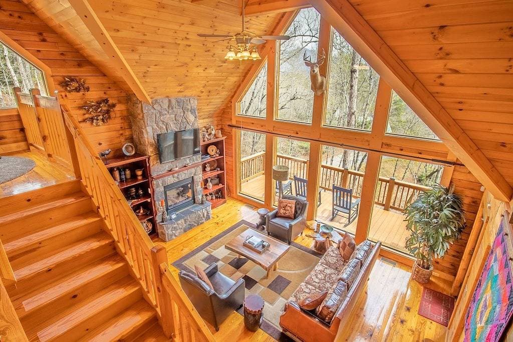 Foto 10 von 50: Elegant Log Cabin between Cherokee and Bryson City, hot tub & fire pit