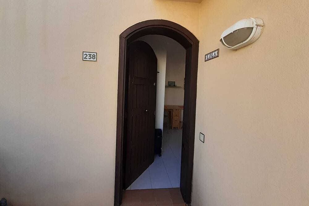 Foto 12 von 30: Large, bright studio with terrace and pool view