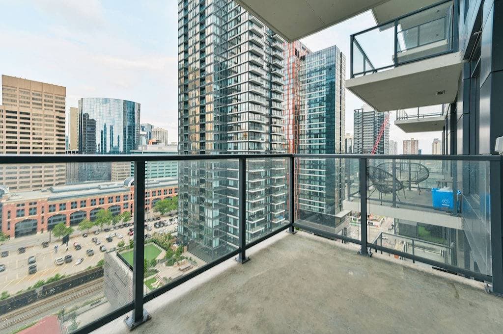 Foto 4 von 35: King Bed | Dt Views | Mins to Stampede | Gym | AC