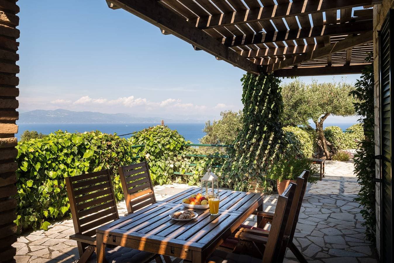 Foto 4 von 29: Magnificent Paxos Villa | 2 Bedrooms | Villa Shiryu | Breathtaking Sea/Gaios Views and Private Pool | Loggos