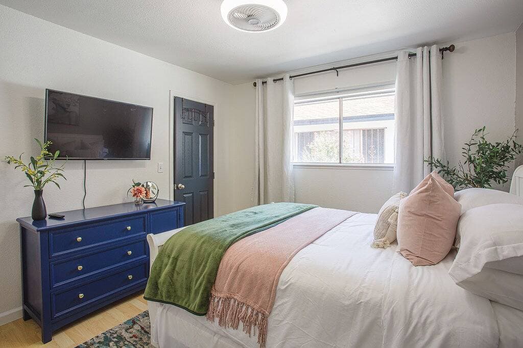 Foto 3 von 31: Stylish♡ fully renovated 1.5 hr from Yosemite