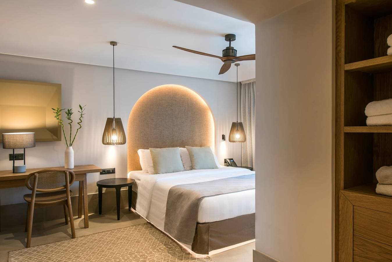 Foto 7 von 29: Dazzling Chersonisos Suite | Valtos Suite | Deluxe Bedroom | Adults Only