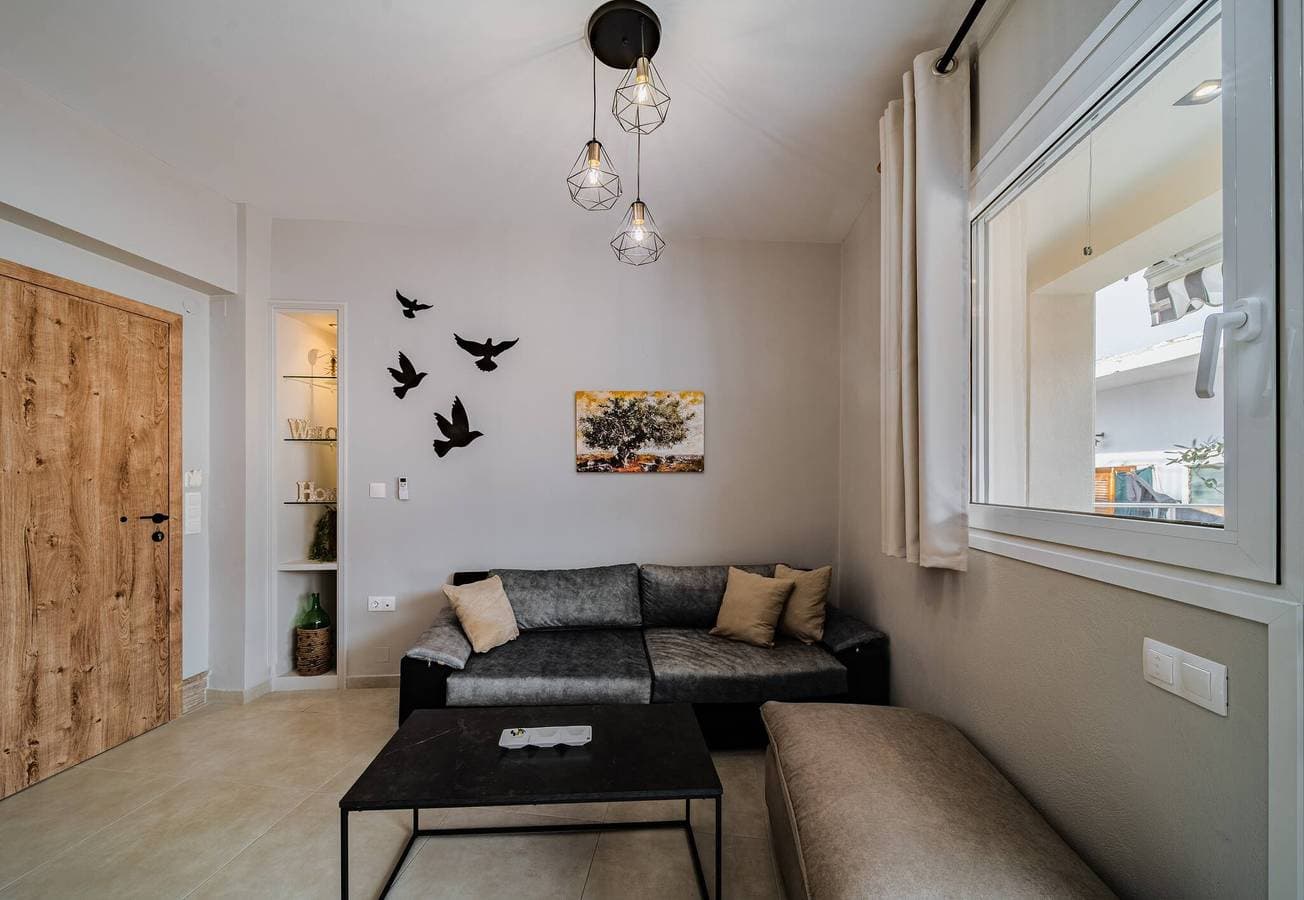Foto 2 von 17: Napoleon Olive Home 2bd 1ba