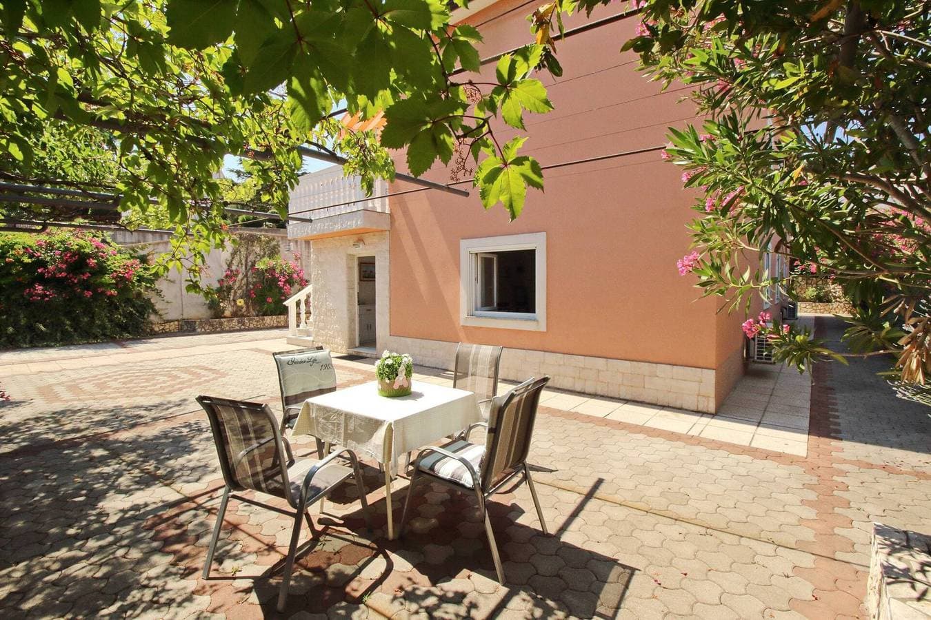 Apartment Radosna - 370 m vom Meer entfernt, private Terrasse, kostenloser Parkplatz, Erdgeschoss 1
