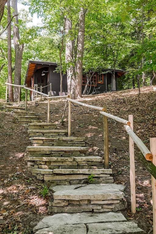 Foto 9 von 16: Treetop Studio on the Dune / Outdoor Shower + Hot Tub / Glamping