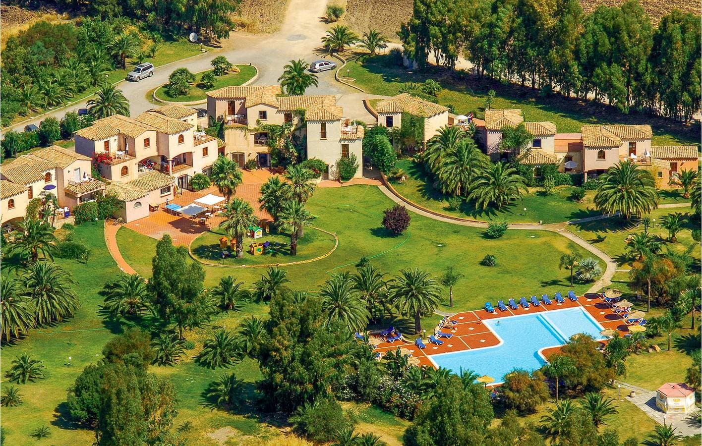 Foto 4 von 13: 600m zum Strand: AC, Parkplatz, Pool & Küche