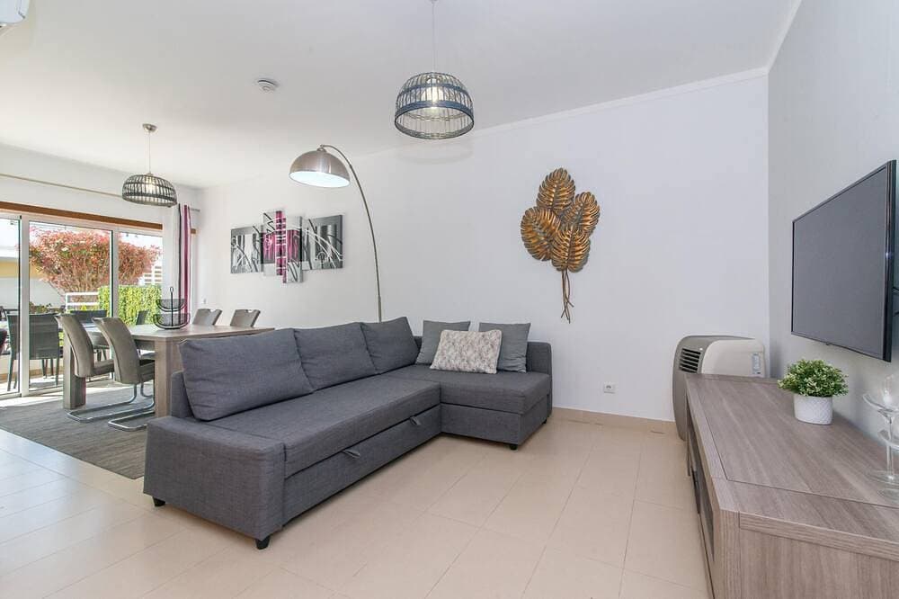 Foto 9 von 30: Amazing & Modern Apartment in Cabanas Beach with direct pool access (Sleeps 4)