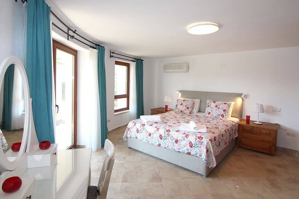 Foto 2 von 22: Romantic Stone Villa With Private Pool Just 100m From The Beach
