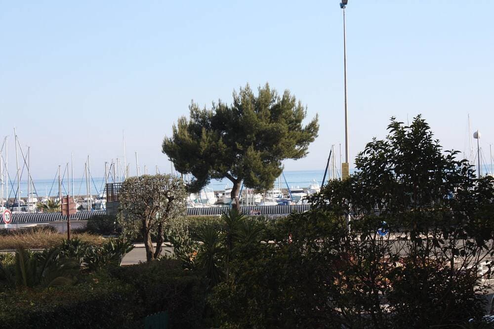 50 m vom Meer, große, helle 2 P mit Terrasse, in der Nähe von Flughafen 1