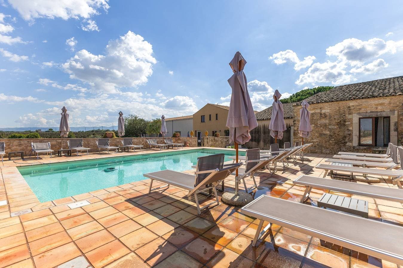 Foto 2 von 28: Zimmer 'Vigna Di Pettineo - N6' mit Gemeinschaftspool, privater Terrasse und Klimaanlage