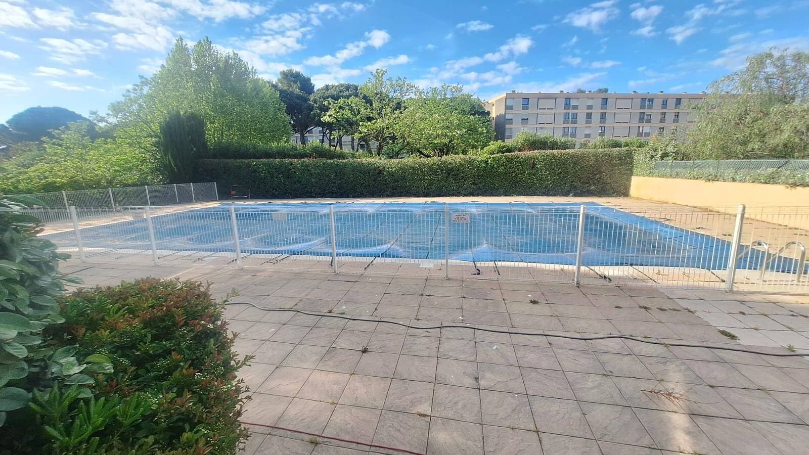 Foto 7 von 10: Appartement „Le Balcon Des Arènes“: Bergblick, Gemeinschaftspool und WLAN