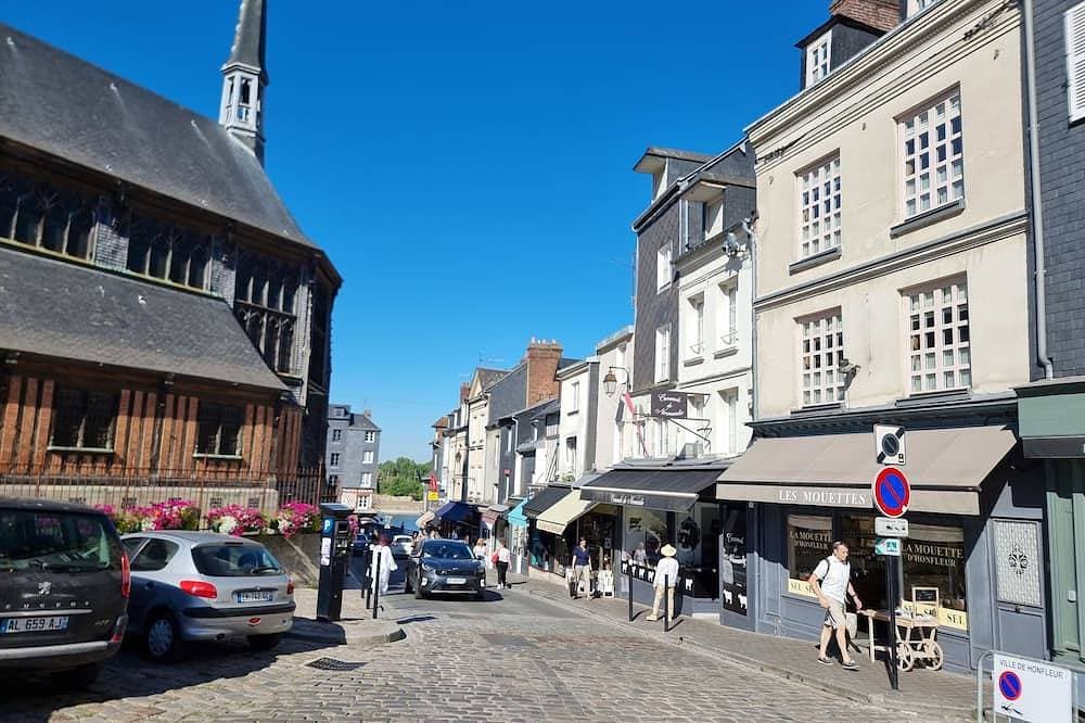 Foto 11 von 12: Houdaille 1 - Helle Suite mit Blick auf den Hafen von Honfleur