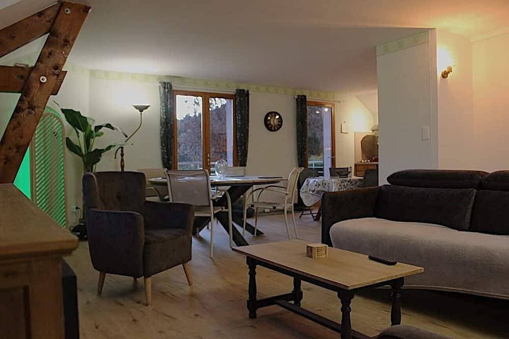 Foto 4 von 14: Spacious apartment with magnificent view and terrace, on the 1st floor of a villa.