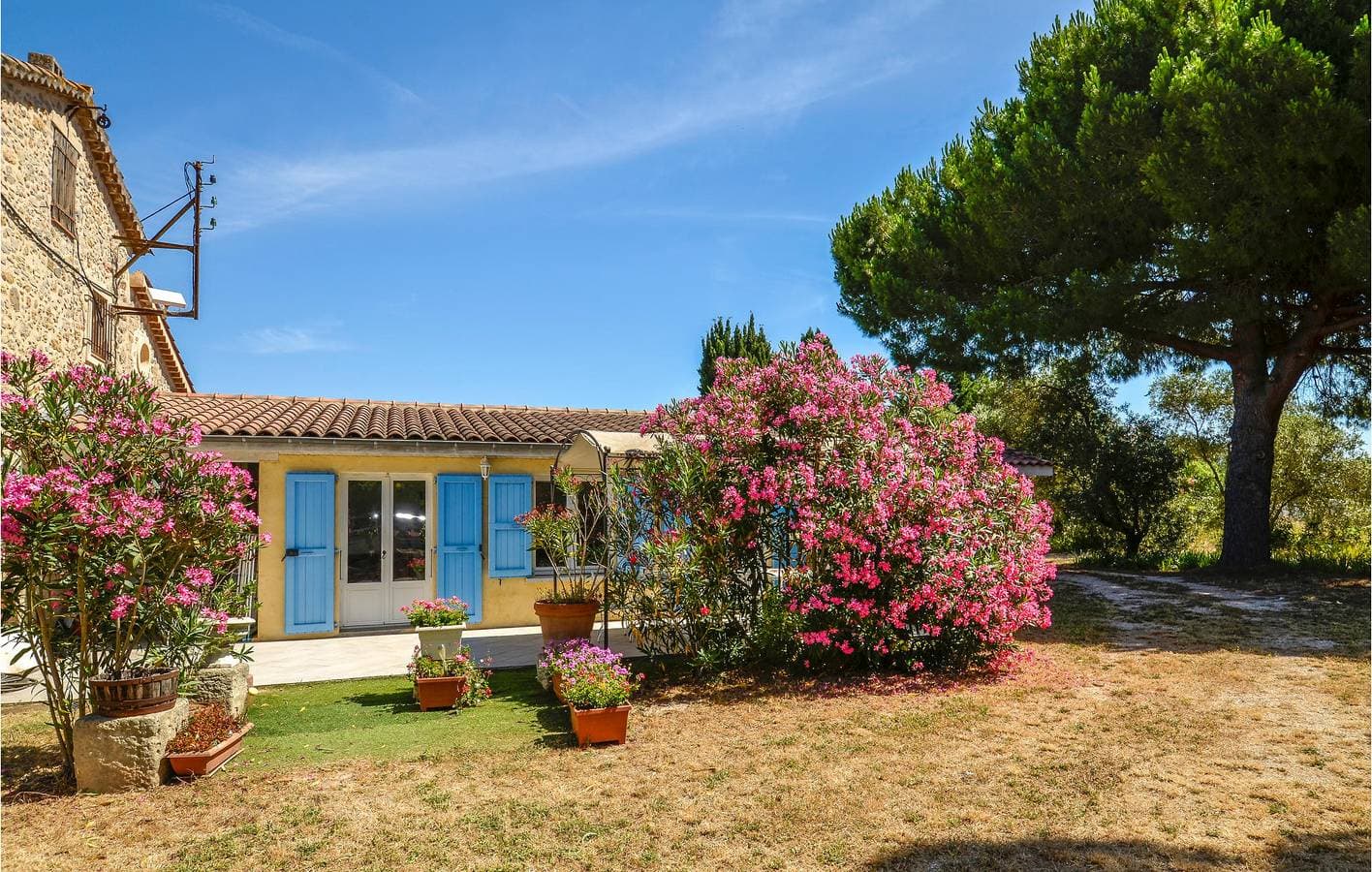 Poolside Terrace Apartment: Le Pradet, Frankreich 1