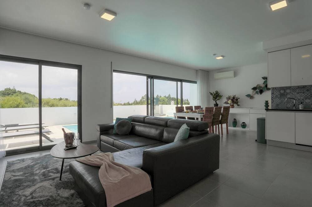 Foto 13 von 30: Detached Villa with Private Pool & Outdoor Kitchen Near City & Beach