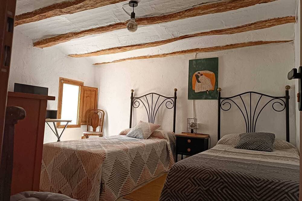 Foto 4 von 24: El Bosquet 1897. 2-Bedroom Vacation Rental. We are pet-friendly.
