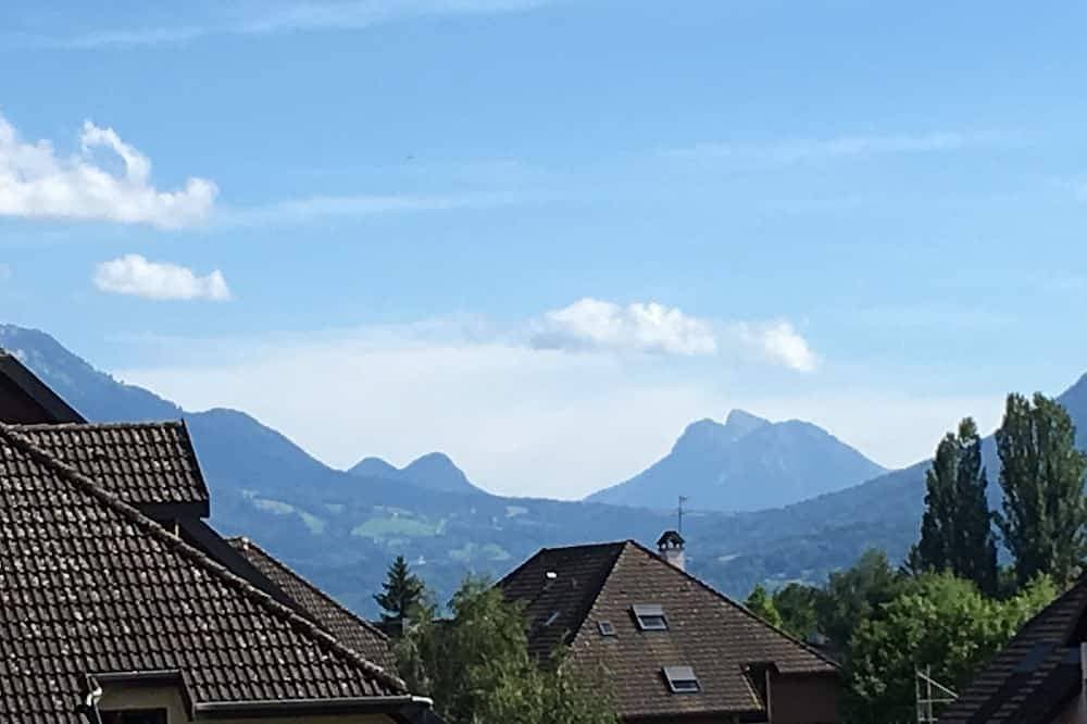 Foto 10 von 11: Typ 2 mit Südlage Terrasse mit Blick auf den See von Annecy in 300 Meter