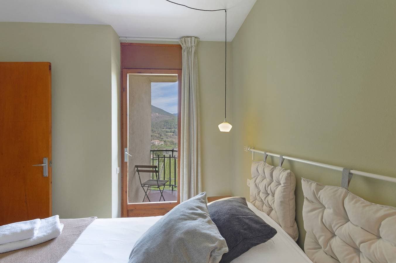 Foto 7 von 22: Ferienwohnung 'Vall' mit Bergblick, Gemeinschaftsgarten und Wi-Fi