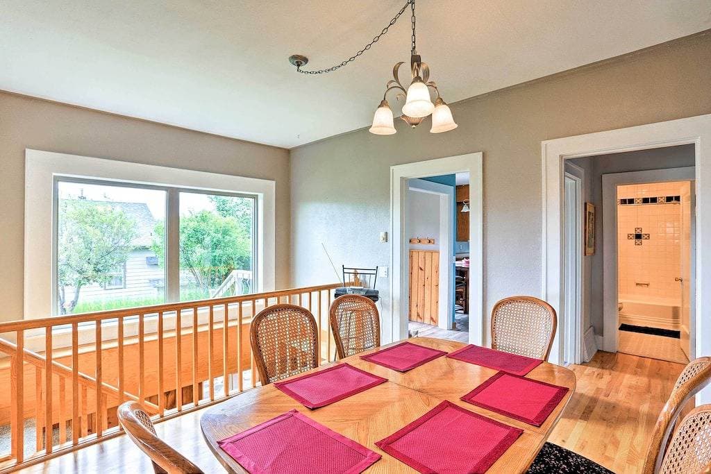 Foto 8 von 41: Neu! Custer Home mit Deck & Veranda - Walk Downtown!