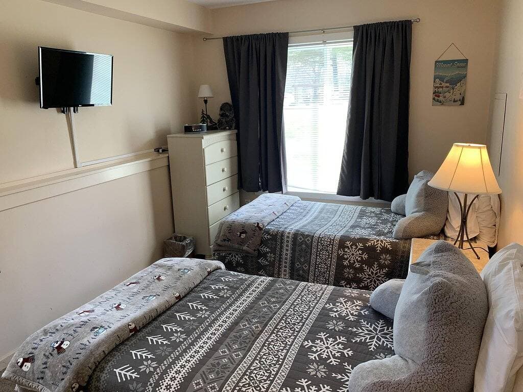 Foto 2 von 17: Komfortables, neu dekoriertes Condo am Mount Snow; kostenloser Shuttle