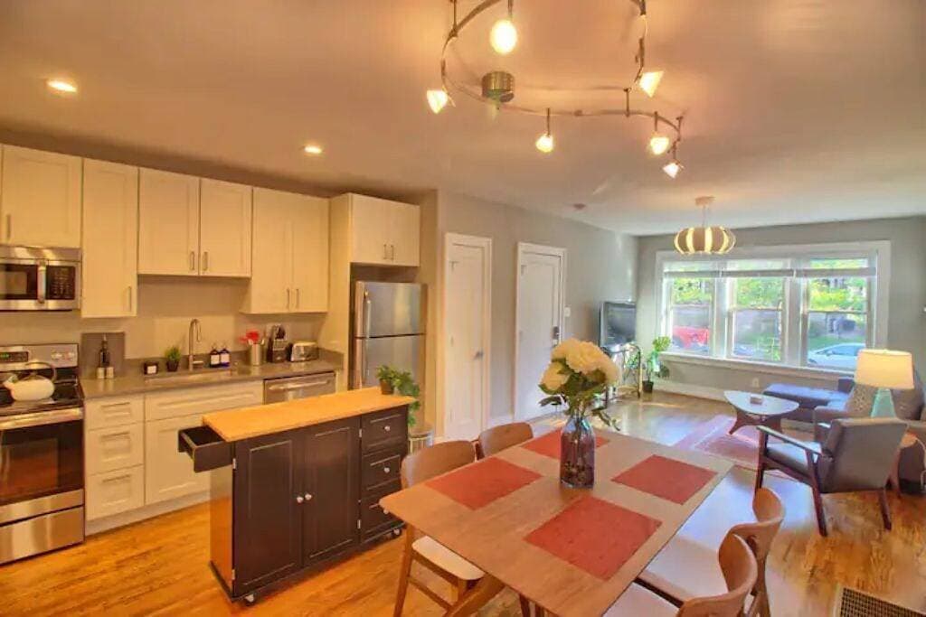 Foto 4 von 26: Stunning Minimalist Gem | Fenced Backyard + W/D