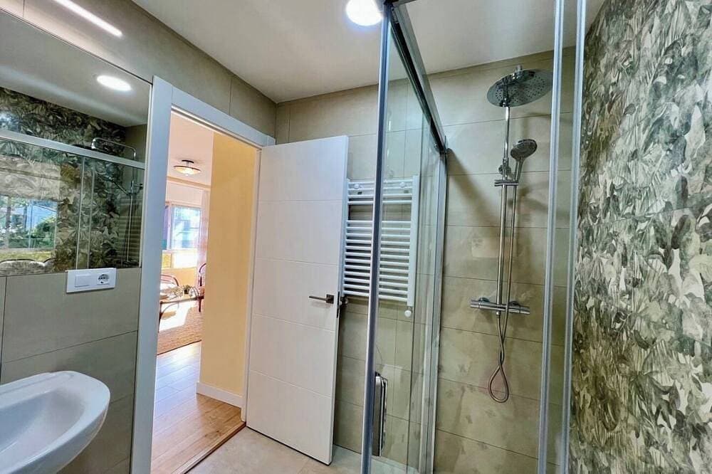 Foto 12 von 30: Private villa with garden & BBQ near beaches.