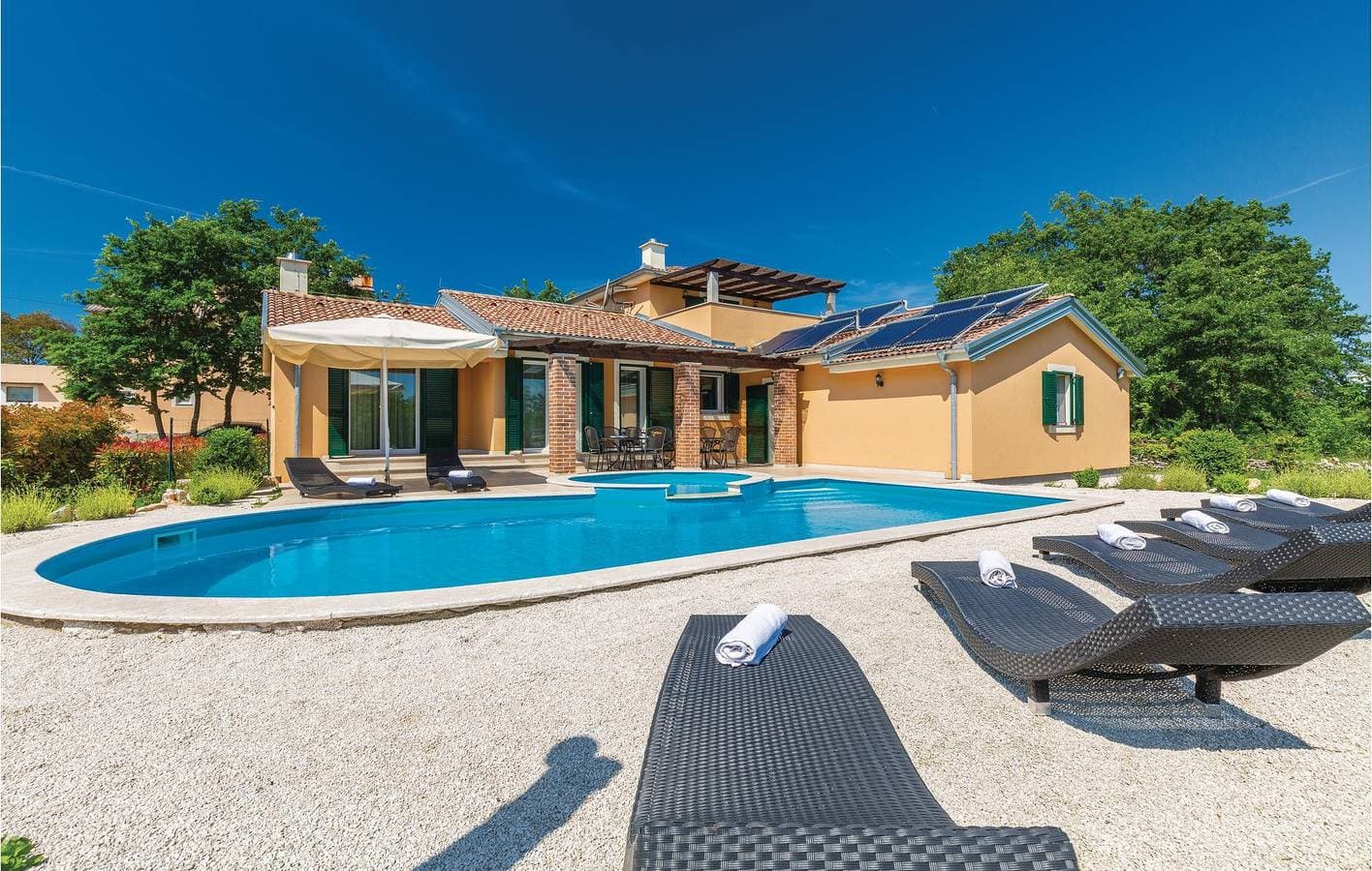 Foto 11 von 46: Geräumige 170 m² große Wohnung mit WLAN, Pool und Terrasse