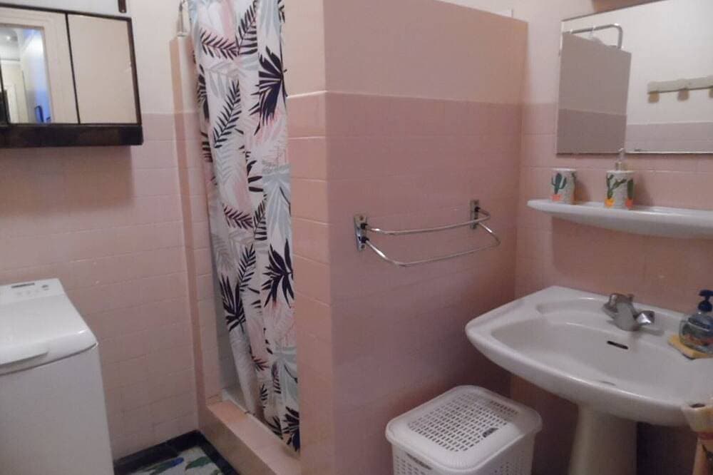 Foto 3 von 8: Gemütliche F2 Wohnung mit Terrasse, Parkplatz und WLAN - Nahe Stadtzentrum und Thermen