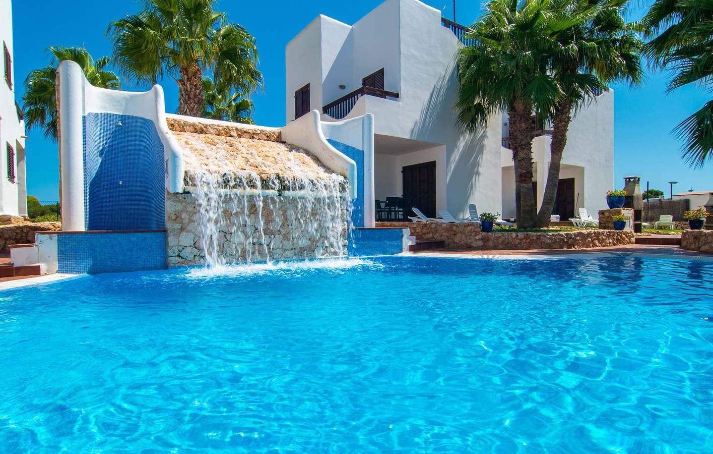 Foto 12 von 26: Sonniger Rückzugsort am Meer mit Pool und Terrasse