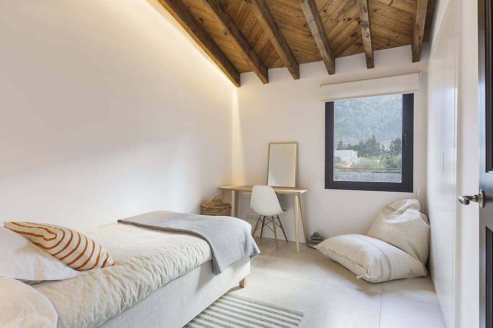 Foto 5 von 30: Exklusive Designer-Steinvilla mit Blick auf die Berge
