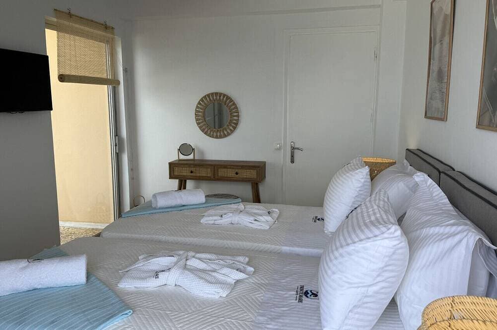 Foto 9 von 30: Newly renovated luxury apartment on the beach with large sea front patio