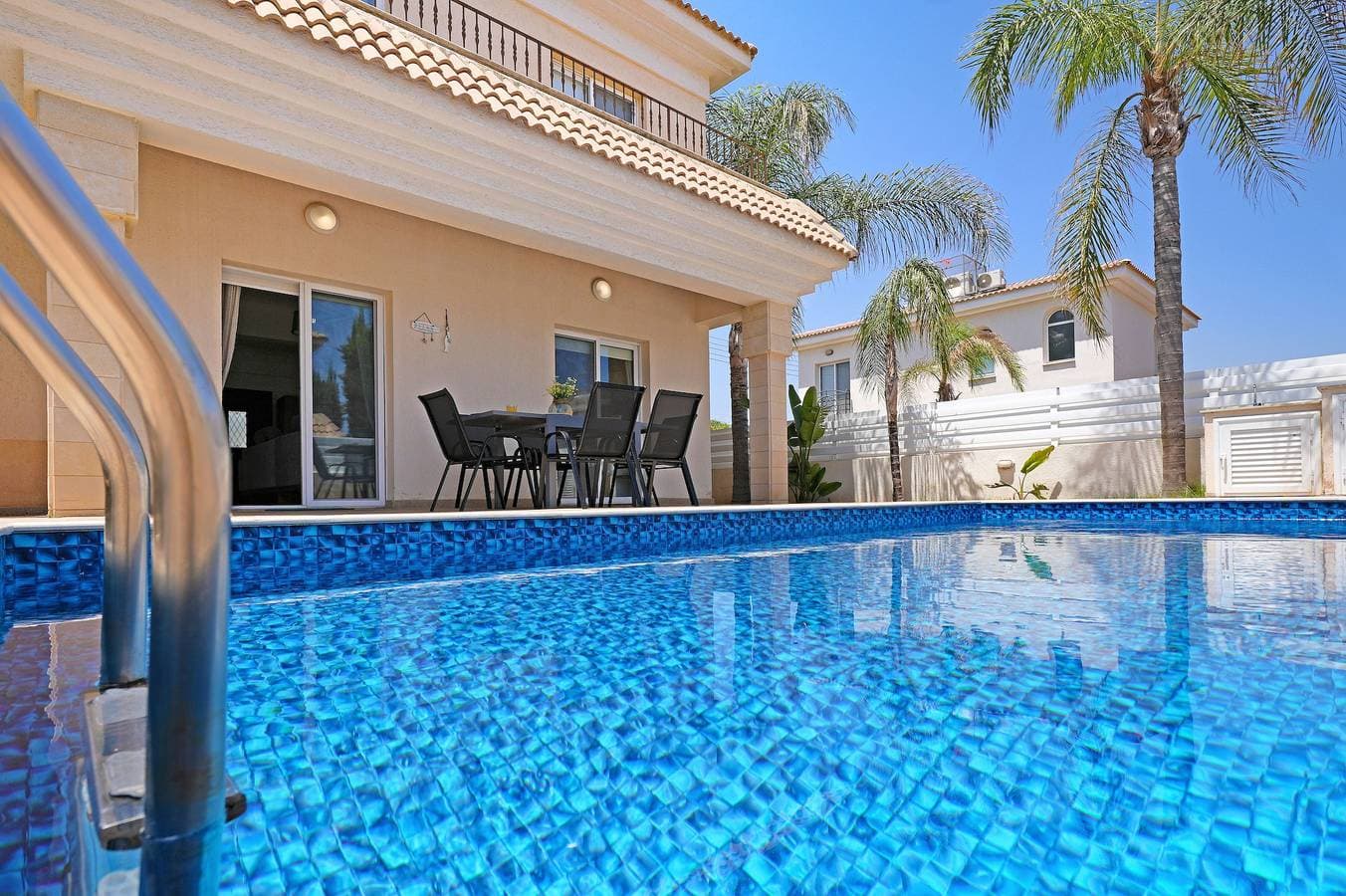 Foto 13 von 46: Villa für 7 Personen mit Balkon