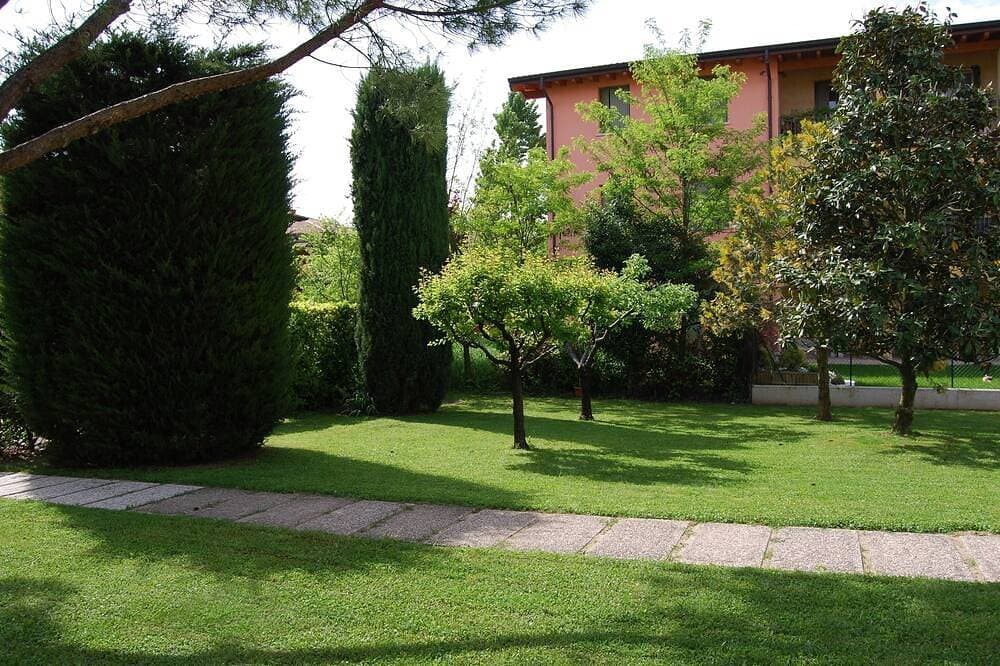 Foto 10 von 25: Modern apartment, Residence with swimming pool surrounded by greenery with Free Wi-Fi