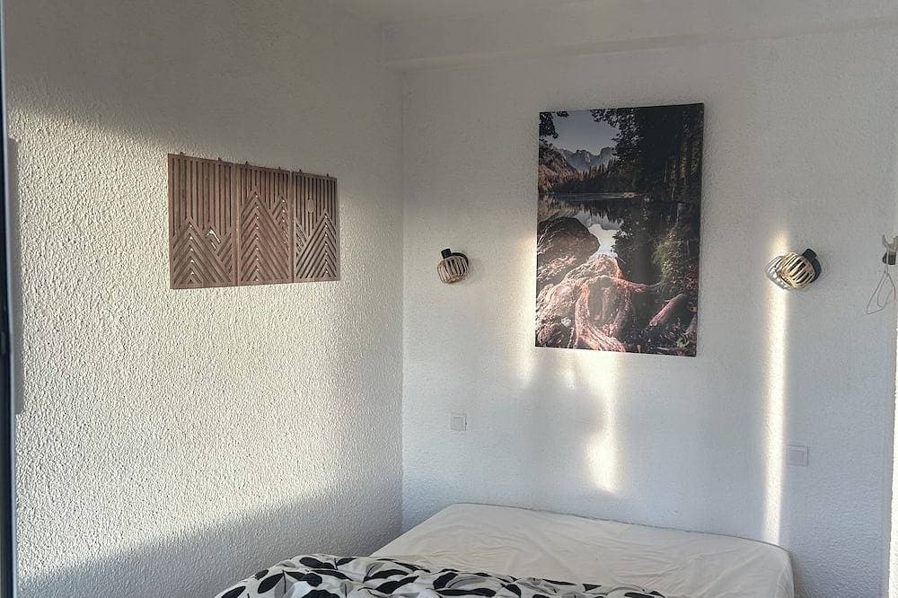 Foto 2 von 21: Cozy Apartment with Mountain View, Balcony & Free Parking