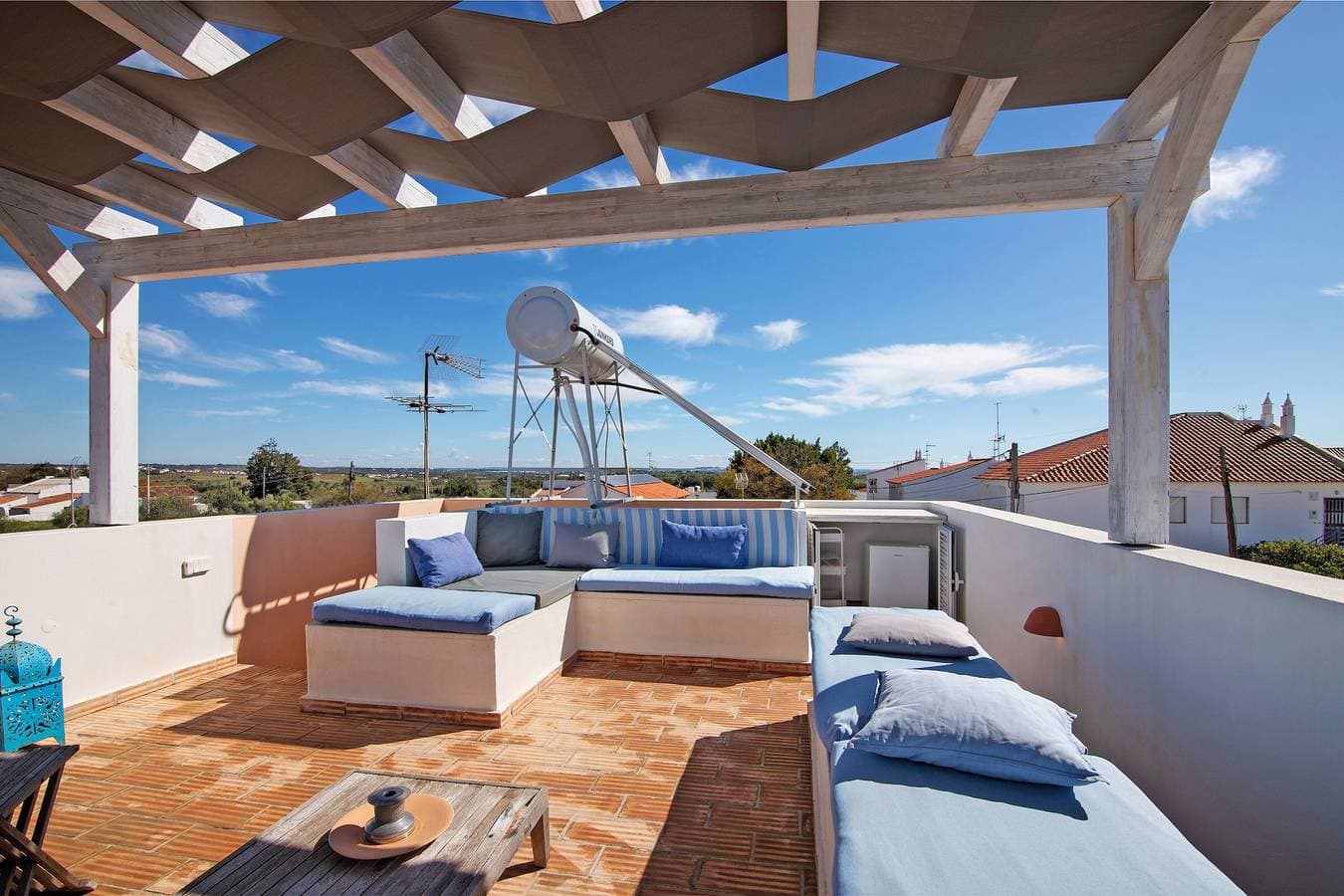 Foto 2 von 31: Ferienhaus 'Rooftop Retreat' mit Meerblick, Wi-Fi und Klimaanlage