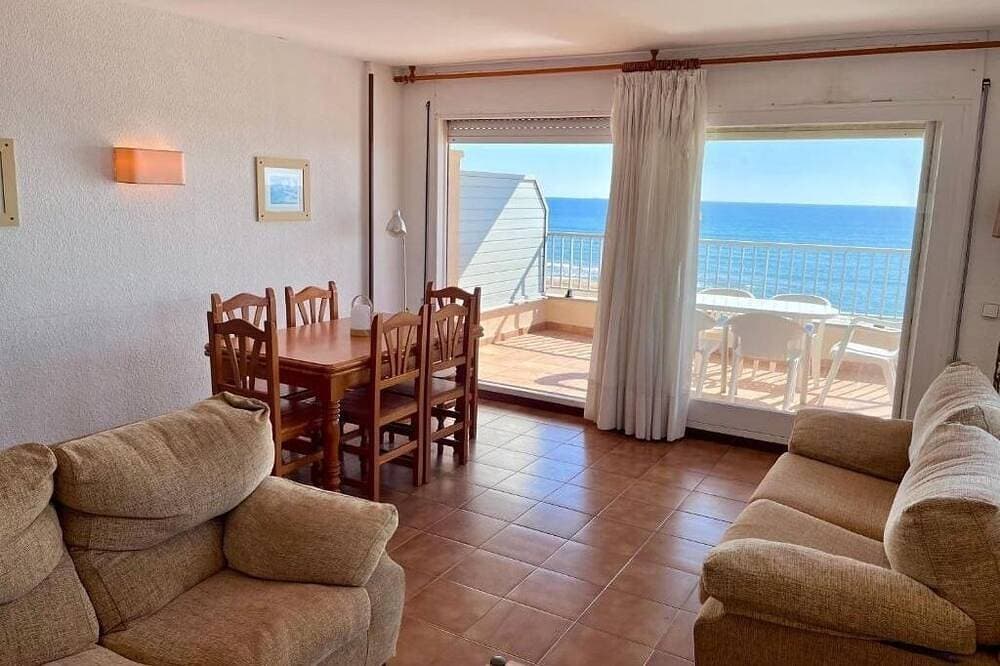 Foto 12 von 30: Geräumiges 3-Zimmer-Apartment direkt am Strand. Rodes-62