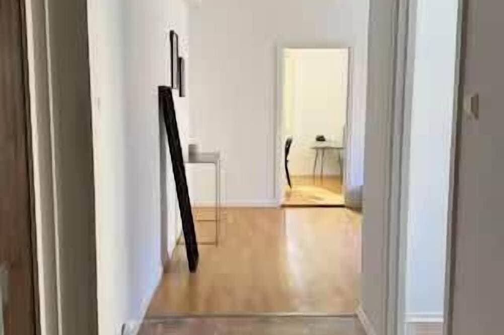 Foto 8 von 12: Quiet 1Br Apartment with Balcony, 20min to City