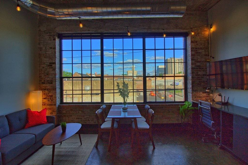 Foto 2 von 21: Chic Ultramodern Studio Loft w/ Designer Features
