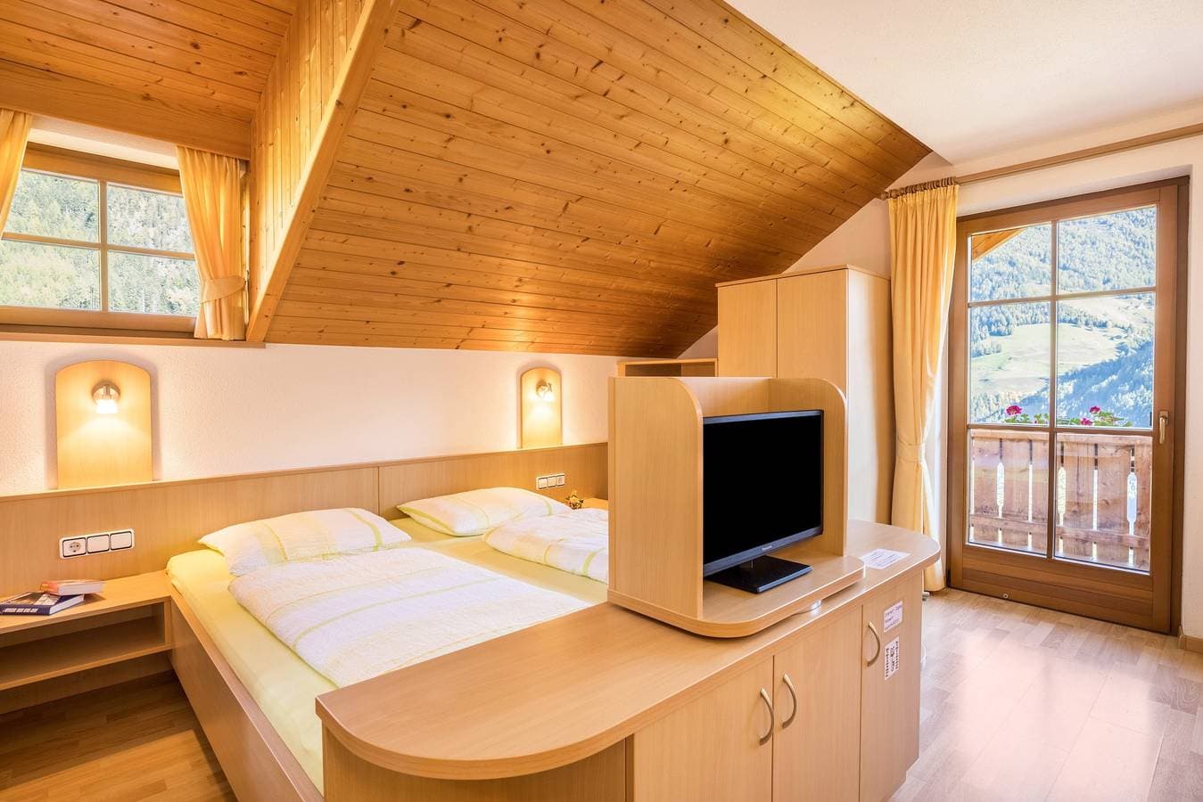 Foto 8 von 29: Ferienwohnung "Kuglerhof 2" mit Bergblick, WLAN, Balkon, Terrasse & Garten; haustierfreundlich