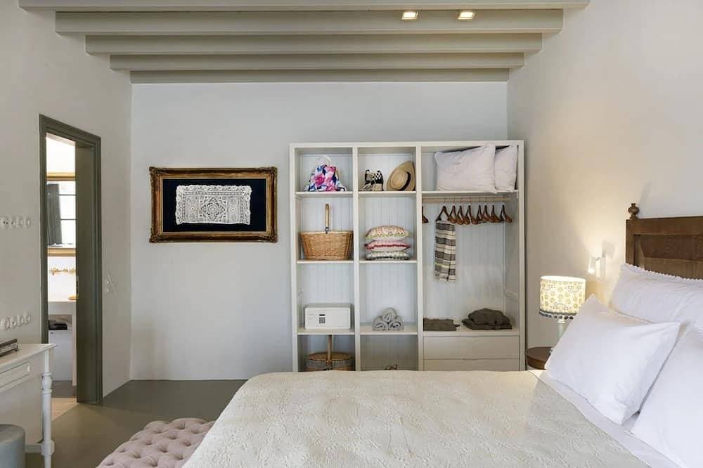 Foto 6 von 23: Endearing Patmos Suite | Phaedra’s Dream Suite | Sea View Room with Plunge Pool