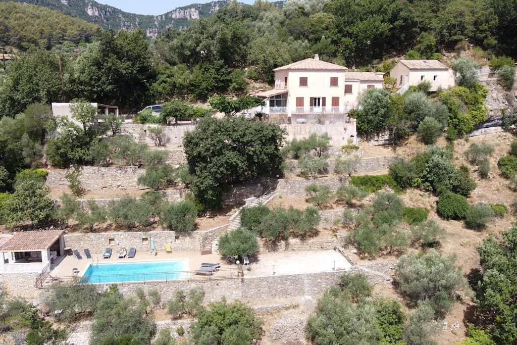 Grande villa avec magnifique piscine et vue à couper le souffle à 20 minutes de Hyères ! 1