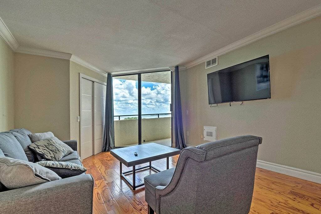 Foto 13 von 27: Modern Waterfront Hudson Condo w/ Resort Pool!