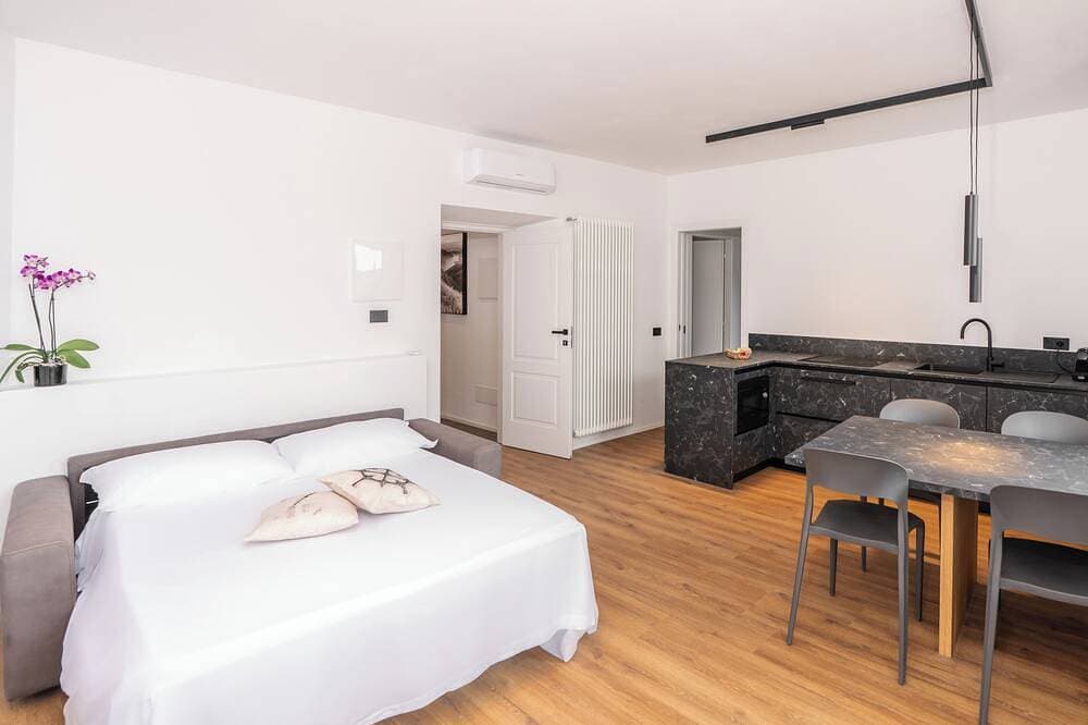 Foto 4 von 29: Dn Art Royale: Villa w/ Private Spa, Hot Tub & Stunning Lake Como View Terrace