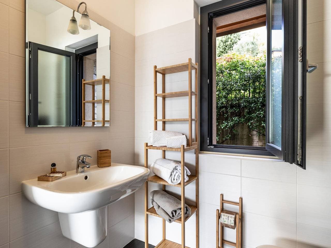 Foto 7 von 50: Wohnung mit Schwimmbad und fantastischem Seeblick