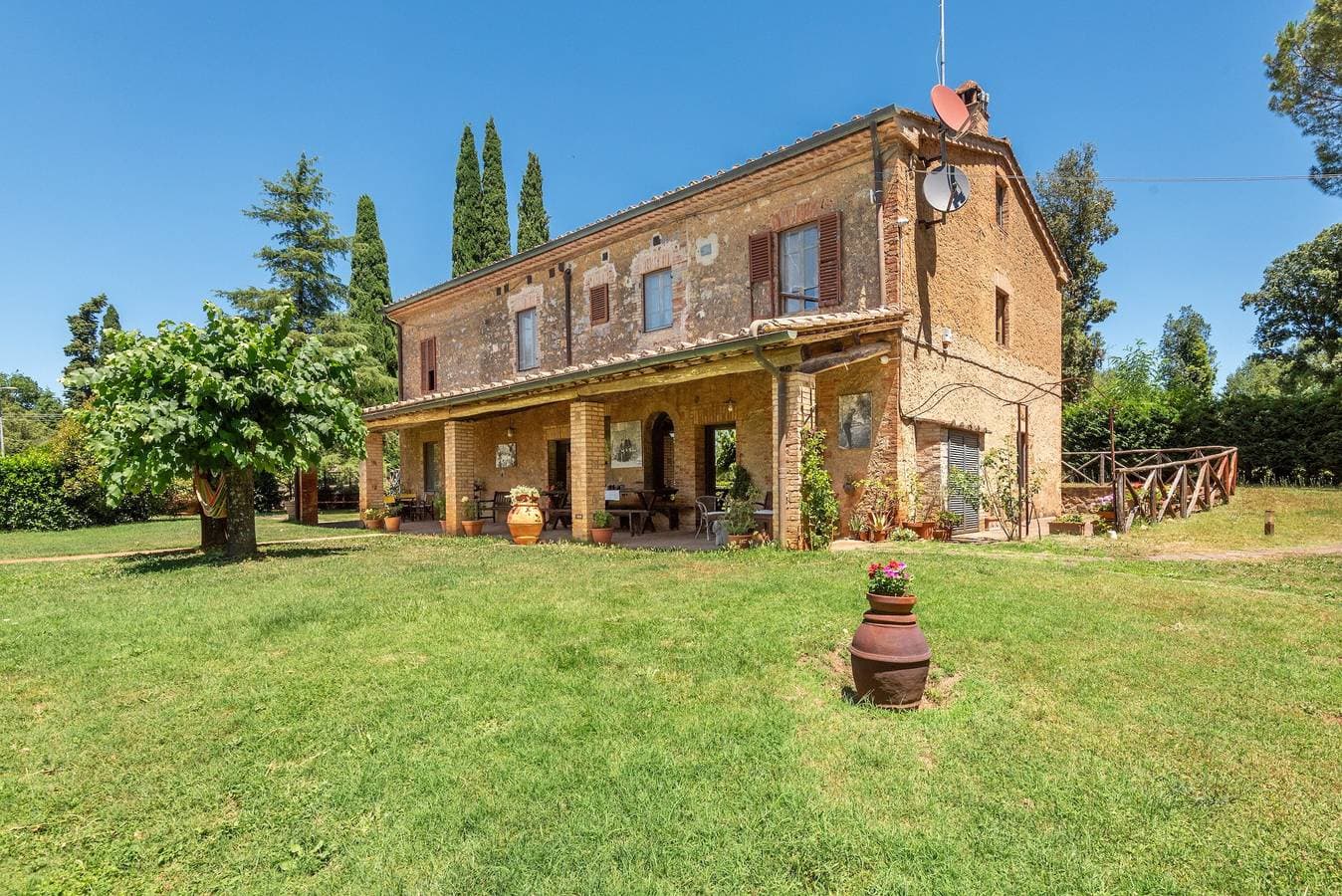 Foto 4 von 24: Zimmer 'Podere Marroneto - Camera 1' mit Bergblick, Gemeinschaftspool und Wi-Fi